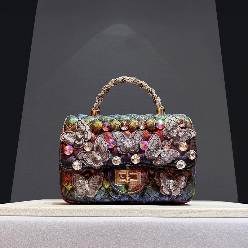 Luxury Bags Trend 2025 - กระเป๋าถือผู้หญิงสไตล์เรโทรหรูหราประดับเพชรรูปผีเสื้อพร้อมสายสะพายโซ่โลหะ ปี 2025