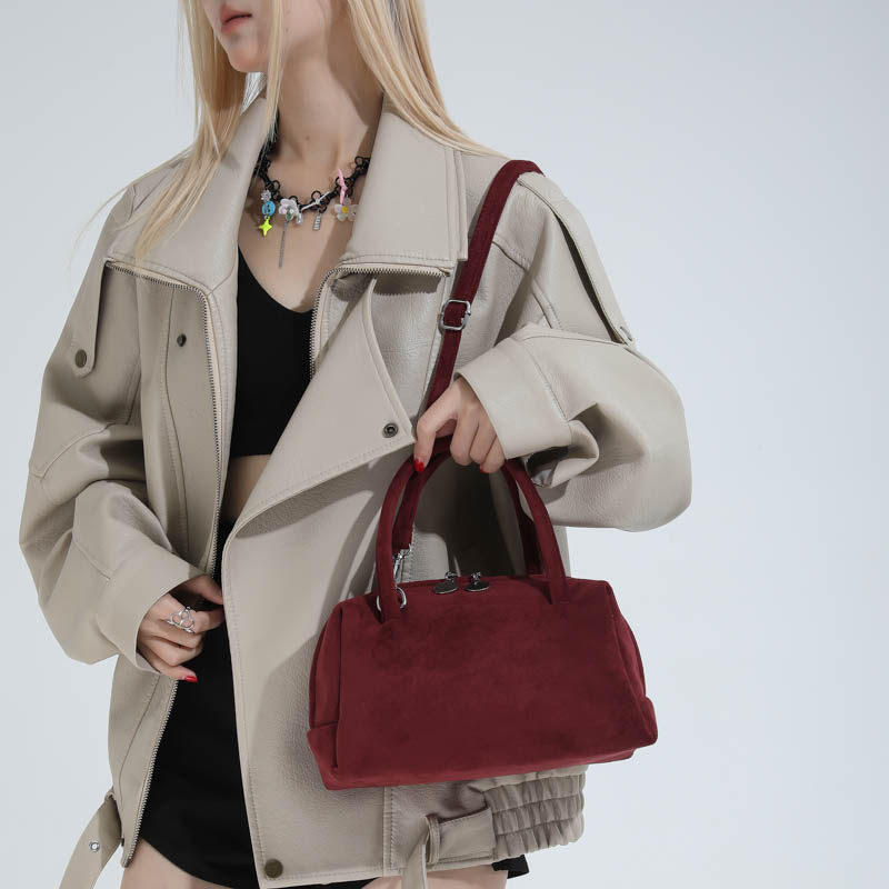กระเป๋าสะพายข้างผู้หญิงทรงหมอน - Luxury Bags Trend 2025 บทวิจารณ์และราคา
