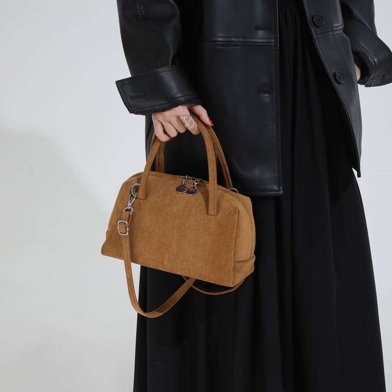 กระเป๋าสะพายข้างผู้หญิงทรงหมอน - Luxury Bags Trend 2025 บทวิจารณ์และราคา