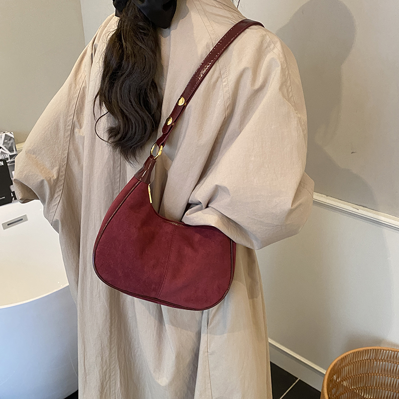 กระเป๋าสะพายไหล่หนังกลับผู้หญิ - Luxury Bags Trend 2025 บทวิจารณ์และราคา