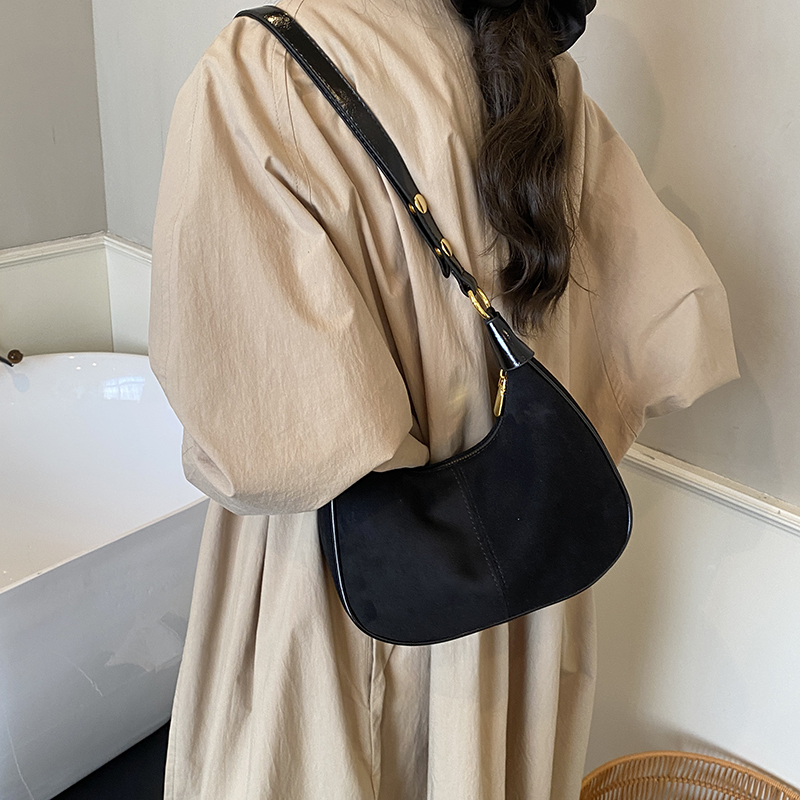 กระเป๋าสะพายไหล่หนังกลับผู้หญิ - Luxury Bags Trend 2025 บทวิจารณ์และราคา
