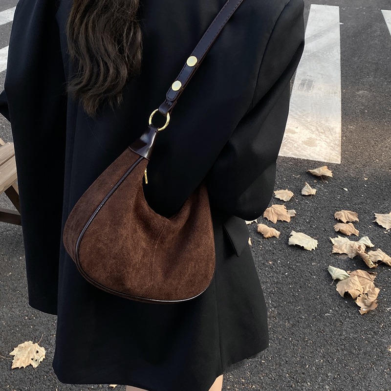 กระเป๋าสะพายไหล่หนังกลับผู้หญิ - Luxury Bags Trend 2025 บทวิจารณ์และราคา