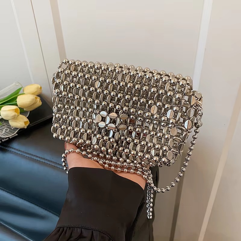 กระเป๋าคลัทช์สีพื้นเรียบหรู ดี - Luxury Bags Trend 2025 บทวิจารณ์และราคา