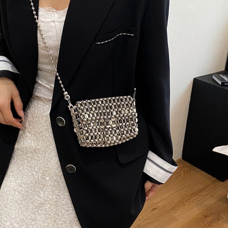 กระเป๋าคลัทช์สีพื้นเรียบหรู ดี - Luxury Bags Trend 2025 บทวิจารณ์และราคา