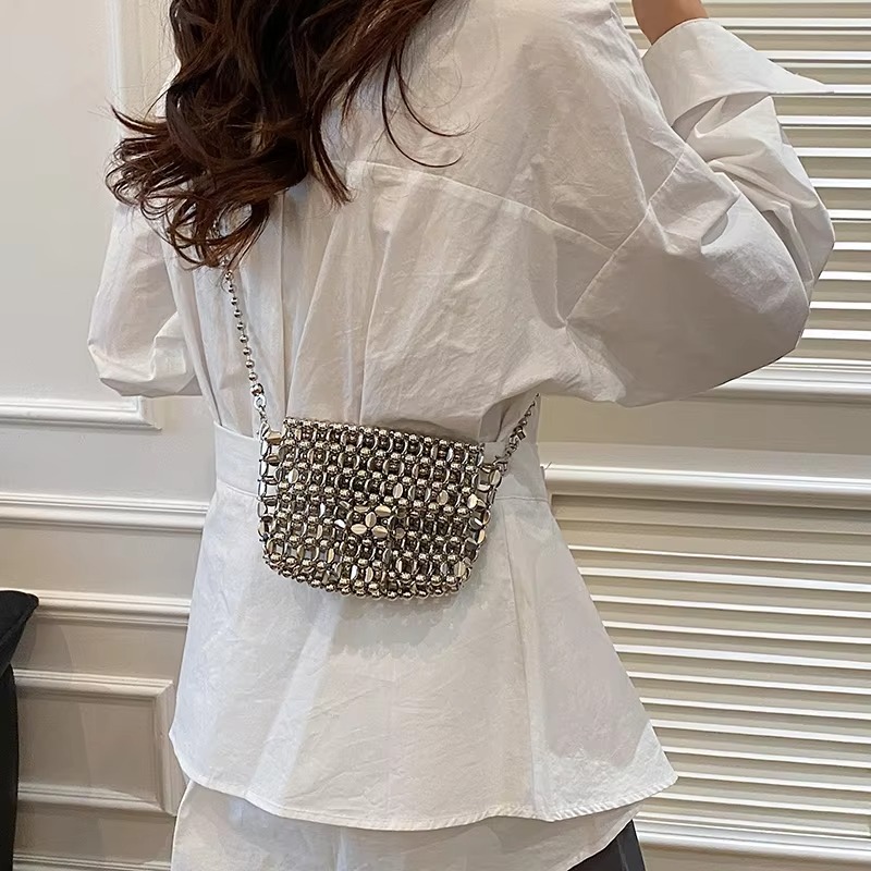 กระเป๋าคลัทช์สีพื้นเรียบหรู ดี - Luxury Bags Trend 2025 บทวิจารณ์และราคา