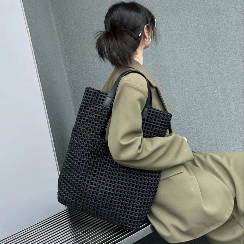 กระเป๋าโท้ทสุดหรูปี 2025 แบบโป - Luxury Bags Trend 2025 บทวิจารณ์และราคา